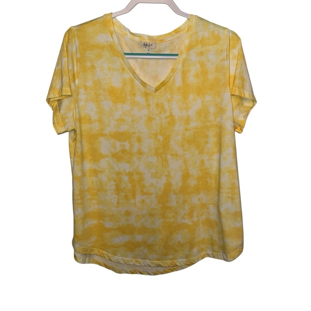 EUC Style & Co. Gold Short Sleeve Tee with Distressed Pattern